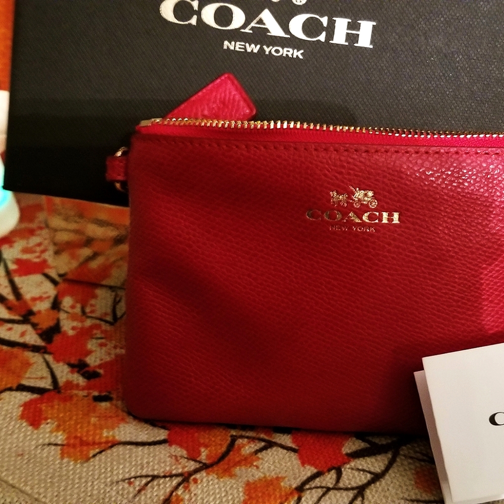 🍂🍁 Like New 🍁🍂 Coach Wristlet/Wallet - Enticing Red
